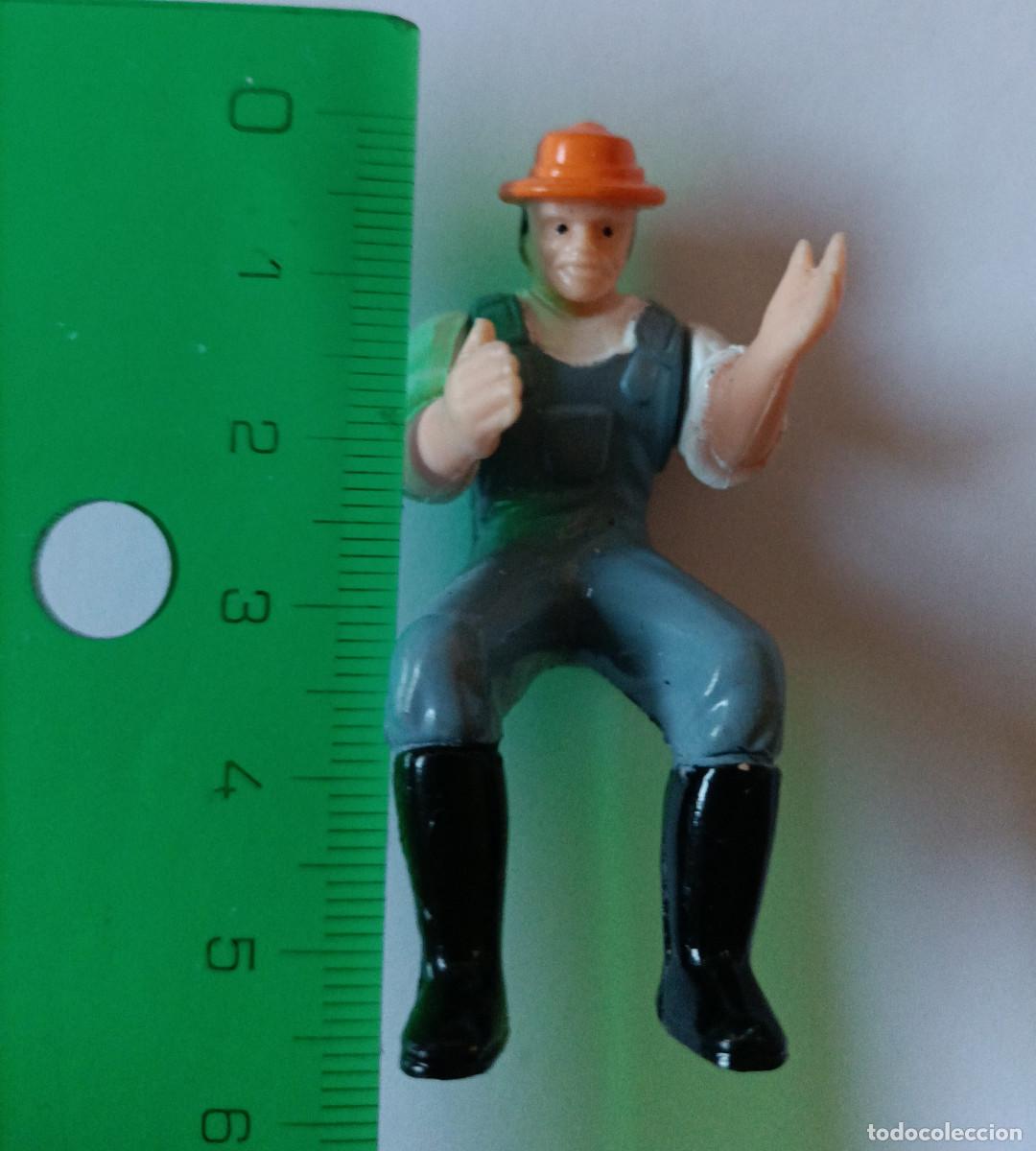 Gummi- und PVC-Figuren: figura escala humana hombre granjero sentado para diorama granja humano mu&ntilde;eco maqueta pvc goma
