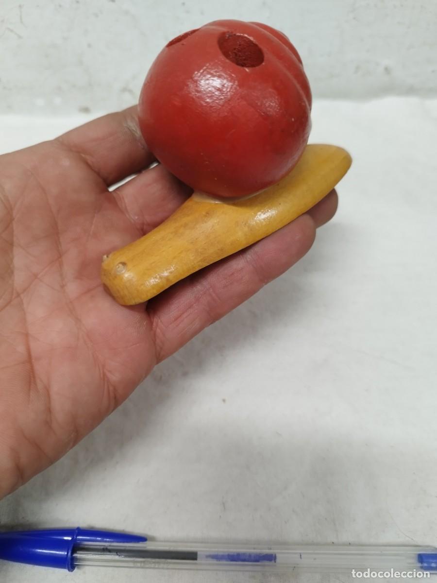 Gummi- und PVC-Figuren: Antiguo juguete,mu&ntilde;eco figura de un caracol de madera,de juego, juguete a identificar.