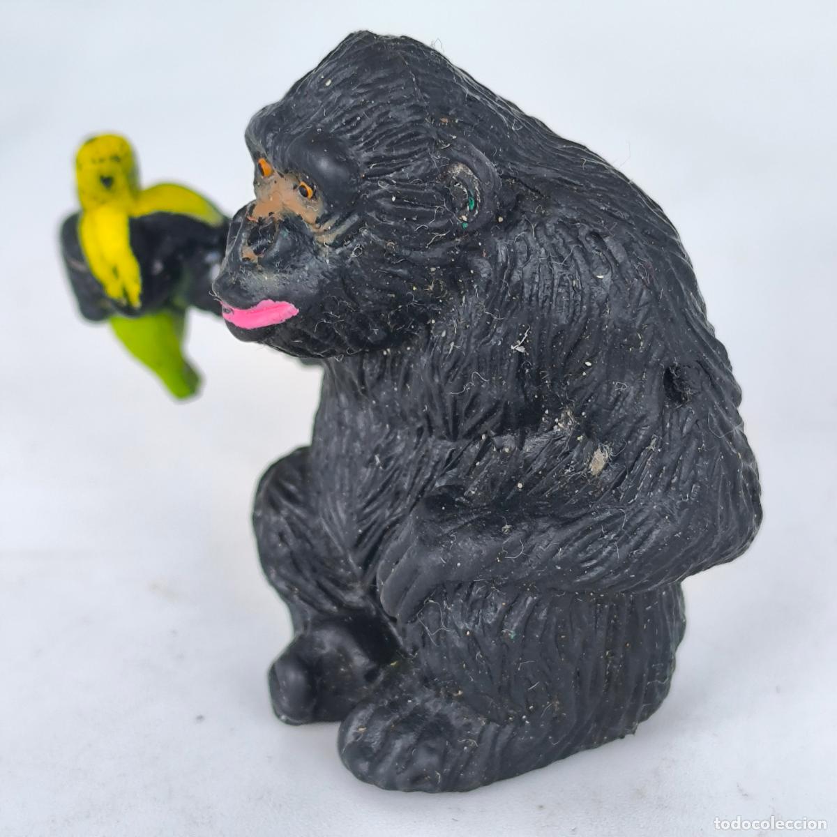 Figuras de goma y PVC: Figura gorila mono comiendo Platano AAA ? - Foto 2