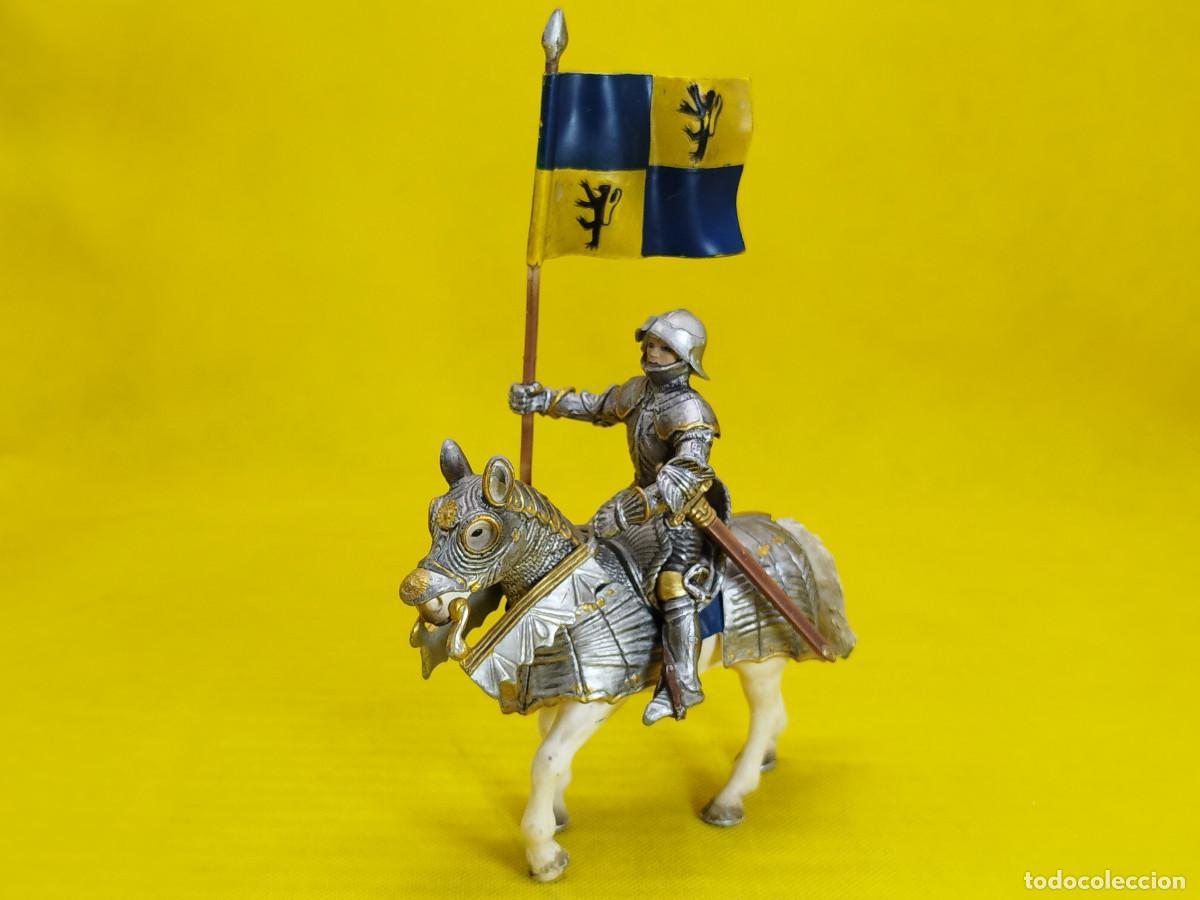 Figuras de goma y PVC: Schleich Abanderado a caballo REF 70008 - Foto 2