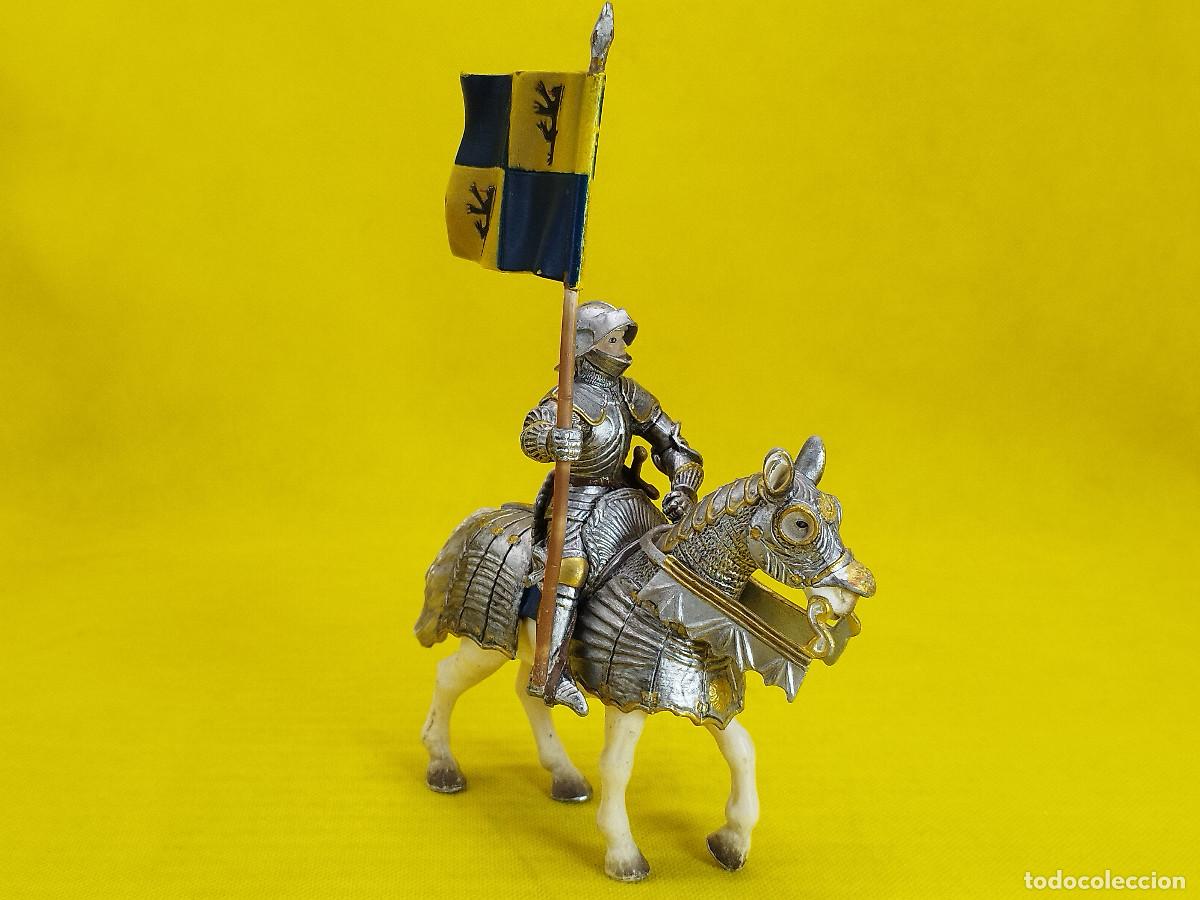 Figuras de goma y PVC: Schleich Abanderado a caballo REF 70008 - Foto 3