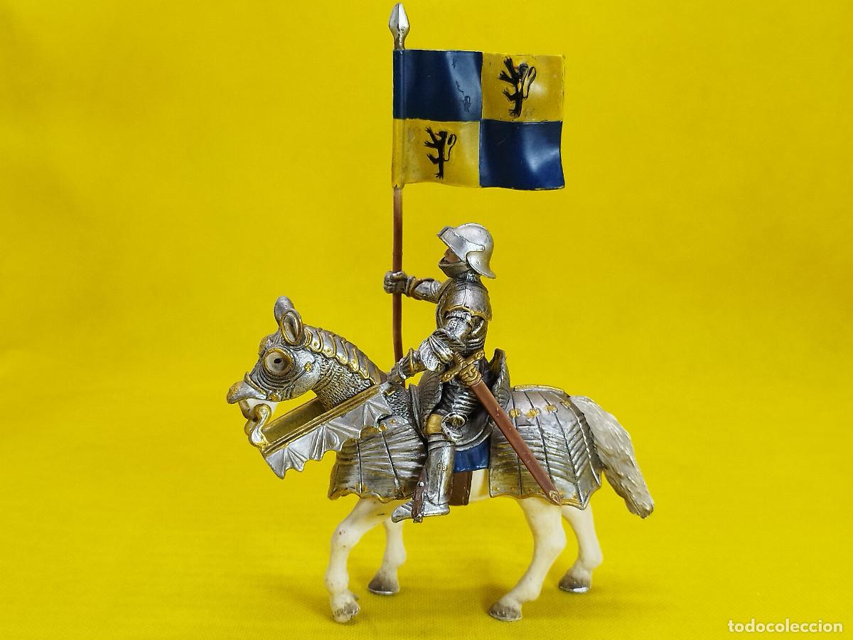 Figuras de goma y PVC: Schleich Abanderado a caballo REF 70008 - Foto 4