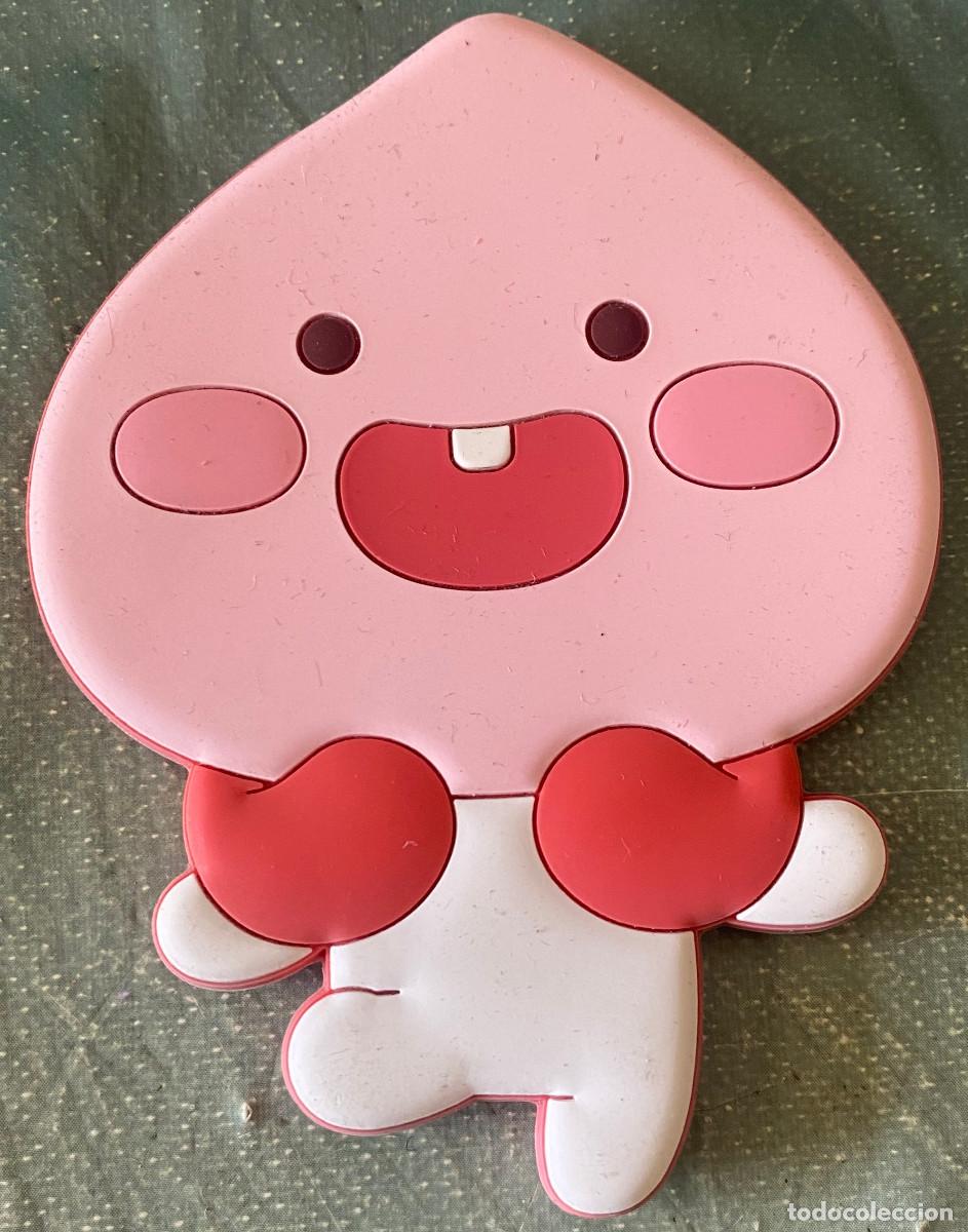 Figuras de goma y PVC: Personaje Apeach, de la serie anime coreana y emojis Kakao Friends. PVC plano. 11 cm. altura.