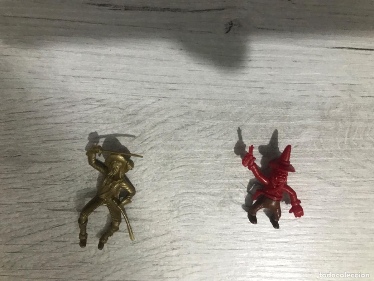 Figuras de goma y PVC: Lote de 2 figuras a caballo - Foto 2