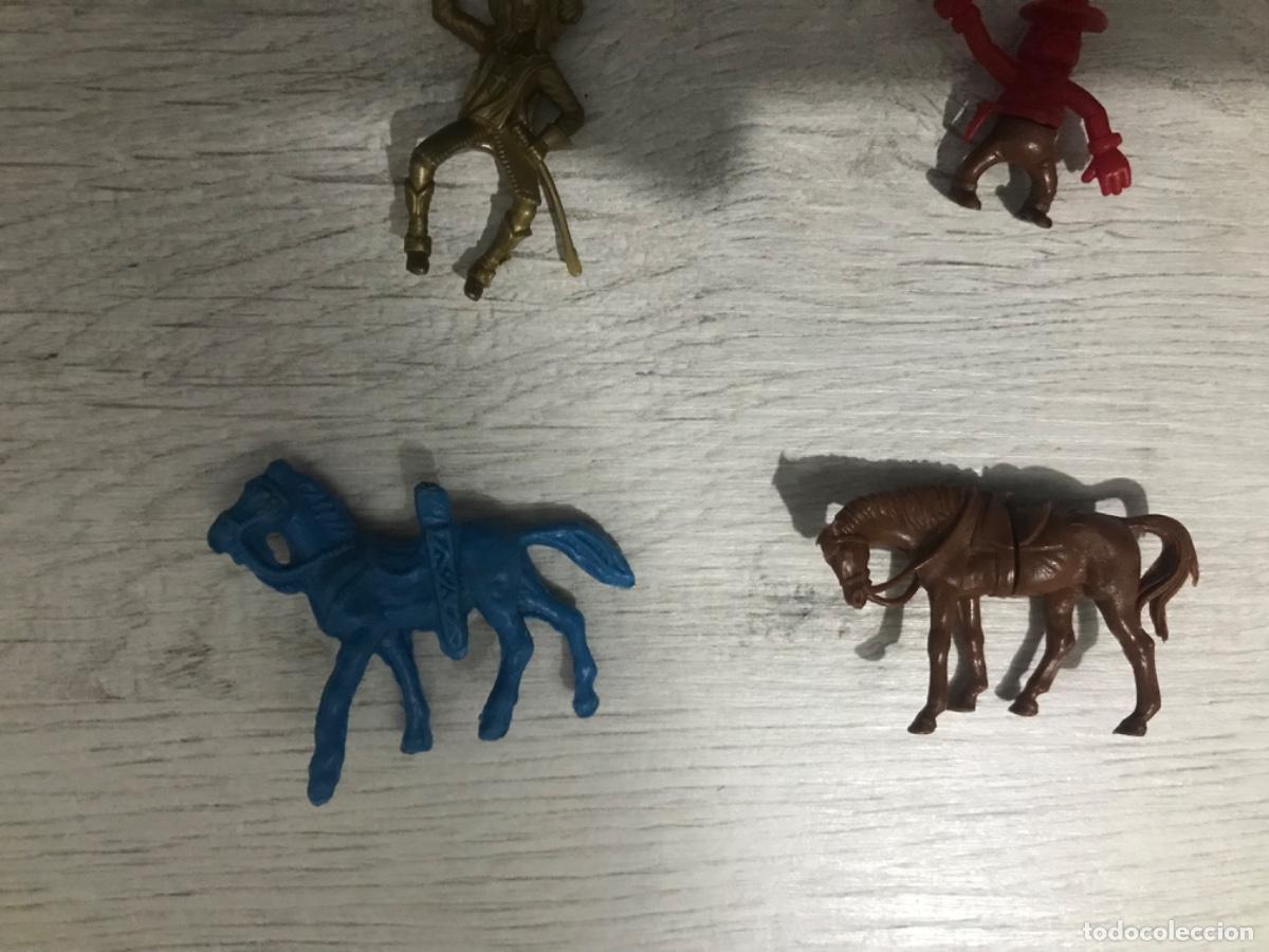 Figuras de goma y PVC: Lote de 2 figuras a caballo - Foto 3