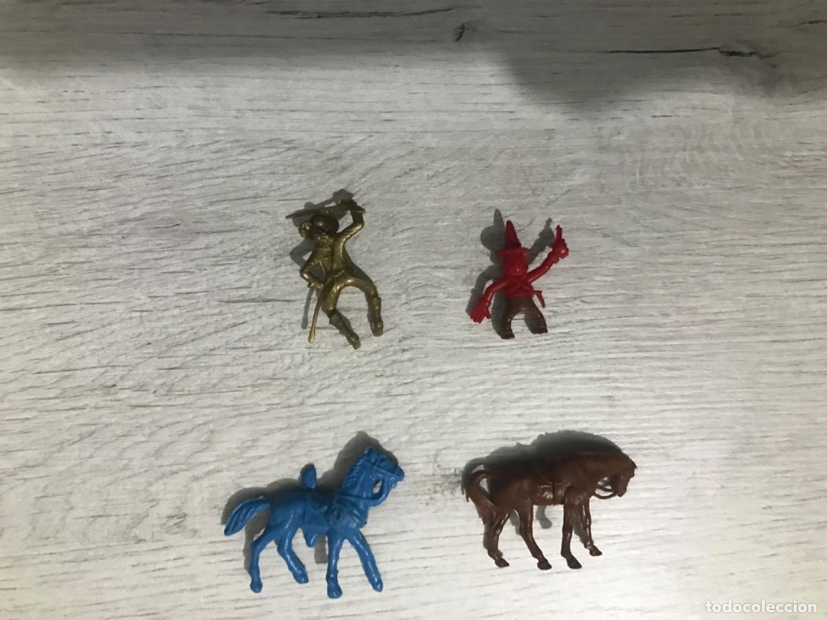 Figuras de goma y PVC: Lote de 2 figuras a caballo - Foto 4