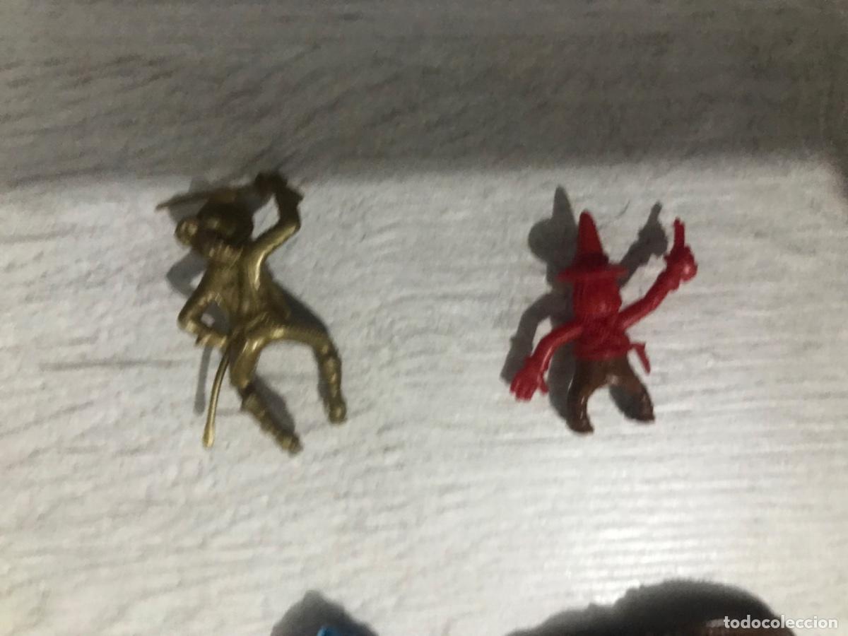 Figuras de goma y PVC: Lote de 2 figuras a caballo - Foto 5