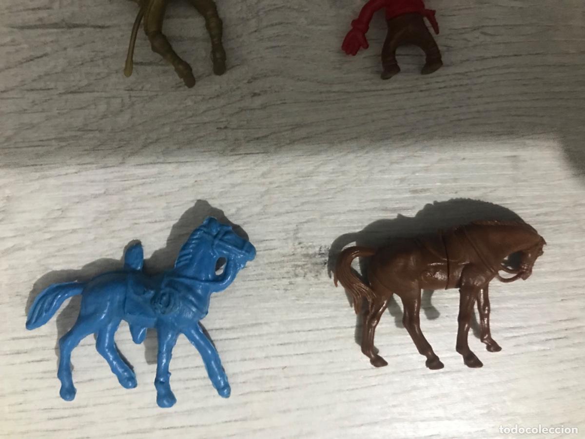 Figuras de goma y PVC: Lote de 2 figuras a caballo - Foto 6