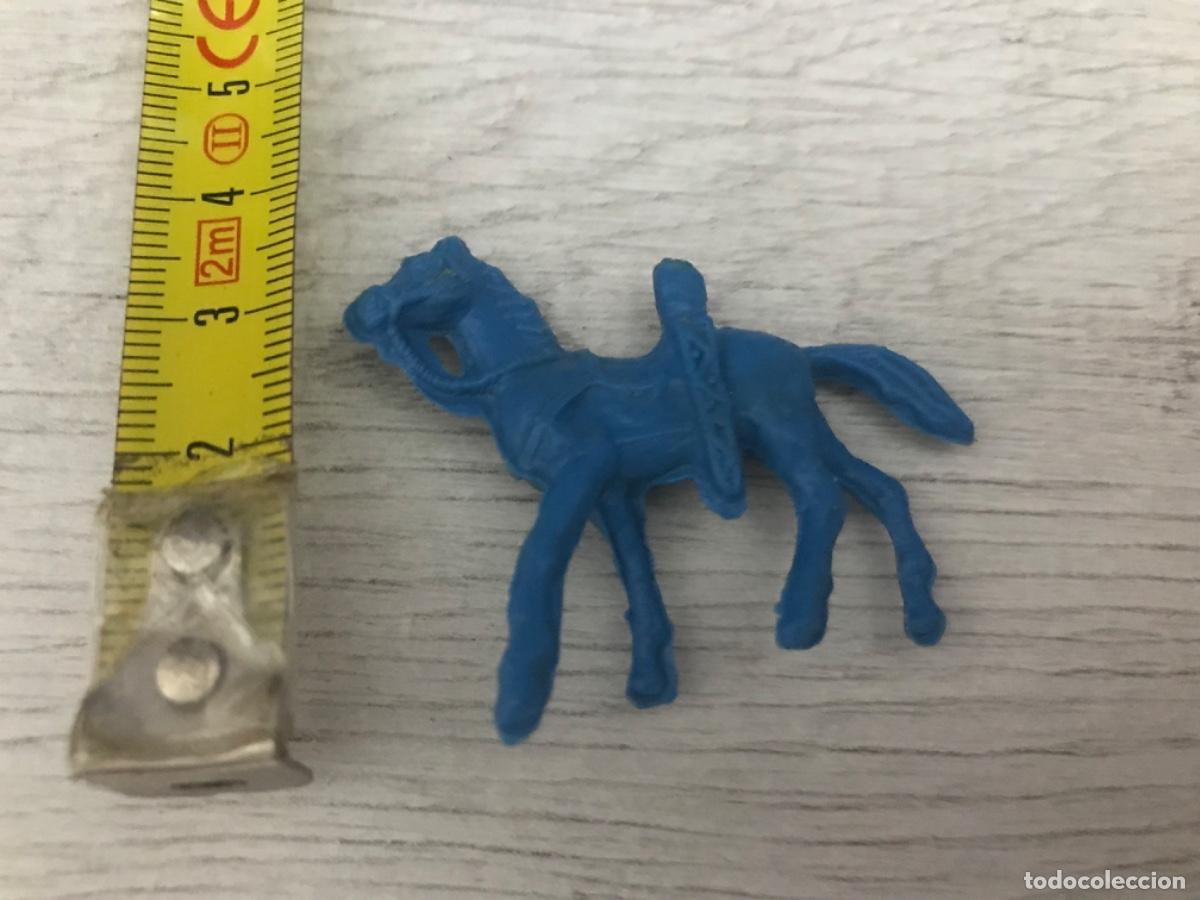 Figuras de goma y PVC: Lote de 2 figuras a caballo - Foto 7