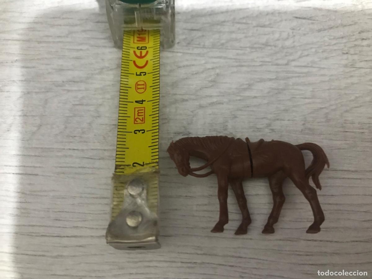 Figuras de goma y PVC: Lote de 2 figuras a caballo - Foto 8