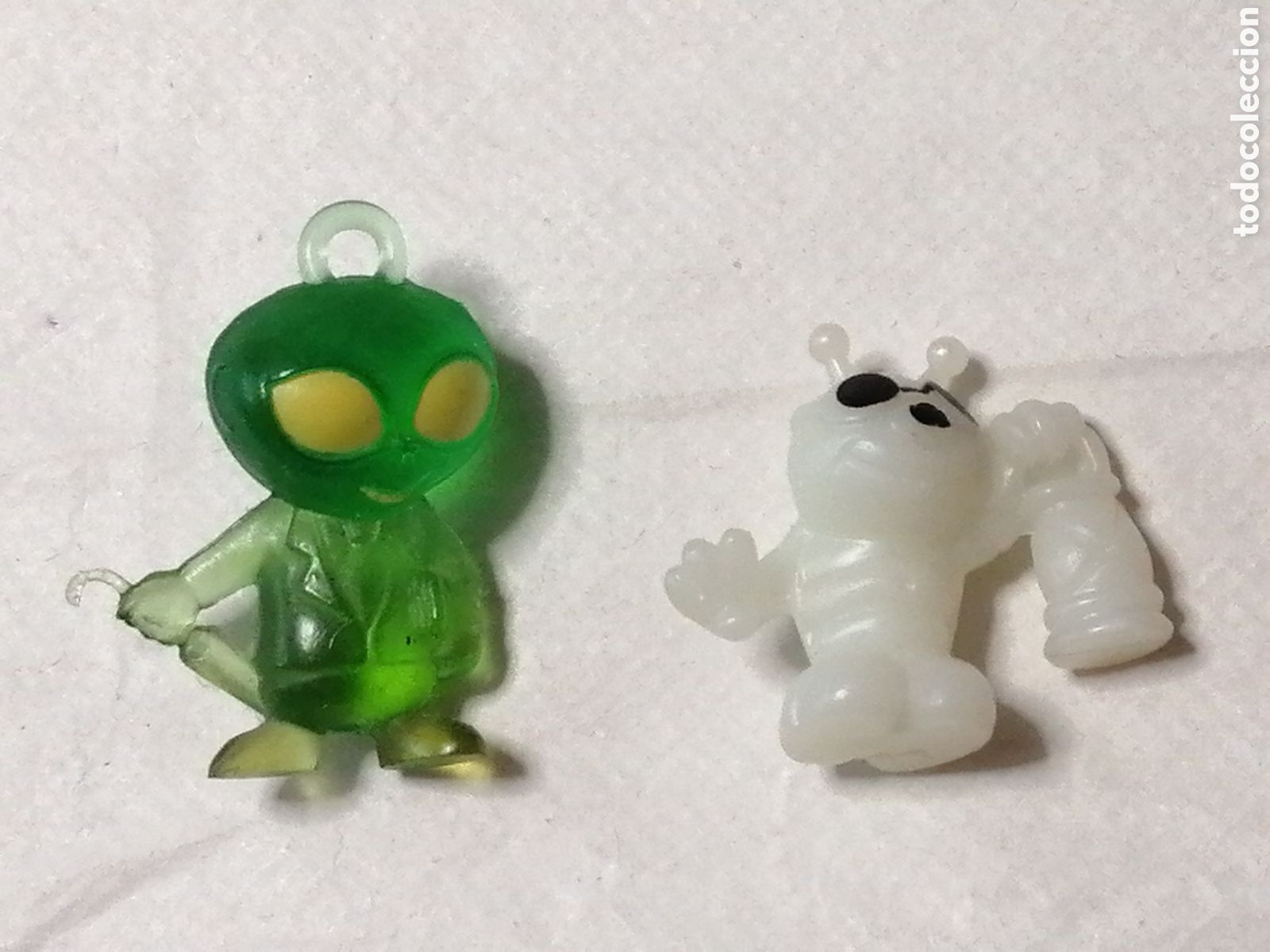 Rubber and PVC Figures: Extraterrestres Aliens. Dos peque&ntilde;as figuras de goma. La blanca es fluorescente.