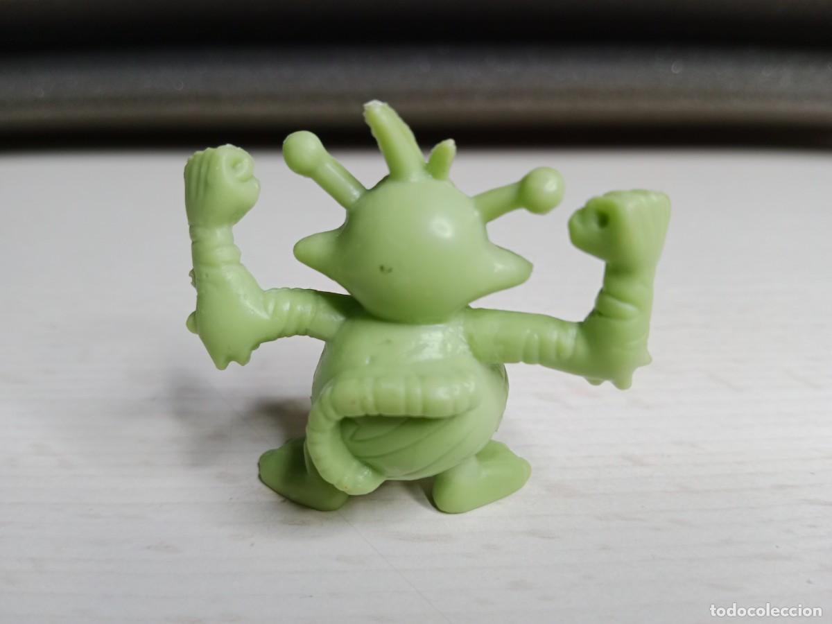 Figuras de goma y PVC: Figura tipo Electabuzz Pok&eacute;mon 4cm - Foto 2
