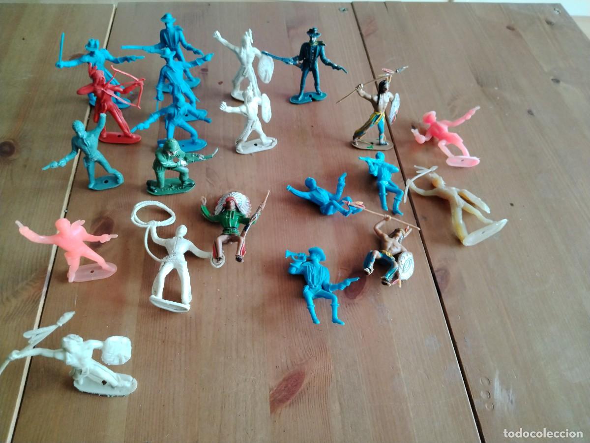 Figuras de goma y PVC: Lote de indios y vaqueros de comansi - Foto 1