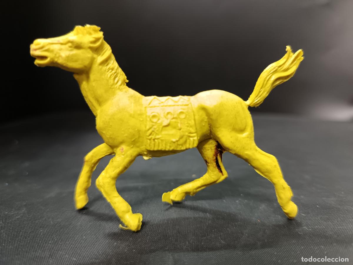 Figuras de goma y PVC: CABALLO amarillo, VAQUEROS E INDIOS. - Foto 1