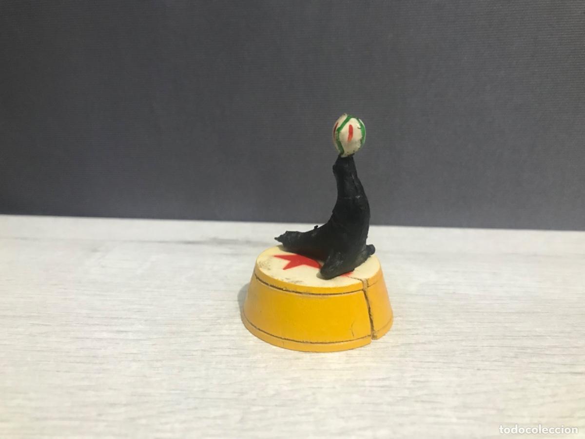 Figuras de goma y PVC: Foca con pelota del circo jecsan con base - Foto 1