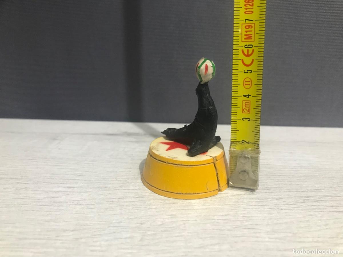 Figuras de goma y PVC: Foca con pelota del circo jecsan con base - Foto 2