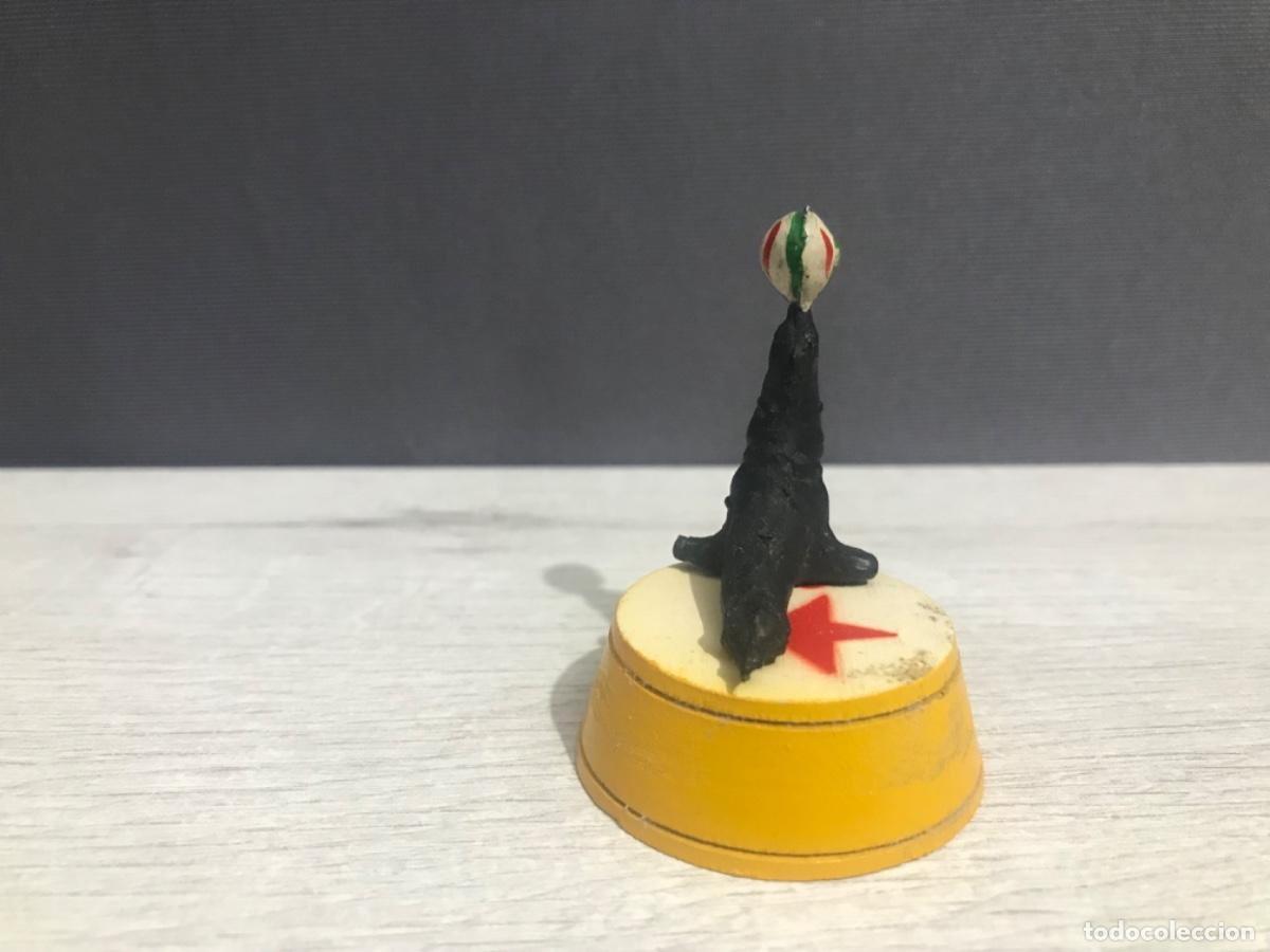 Figuras de goma y PVC: Foca con pelota del circo jecsan con base - Foto 3