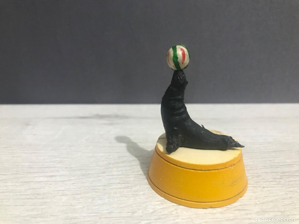 Figuras de goma y PVC: Foca con pelota del circo jecsan con base - Foto 4