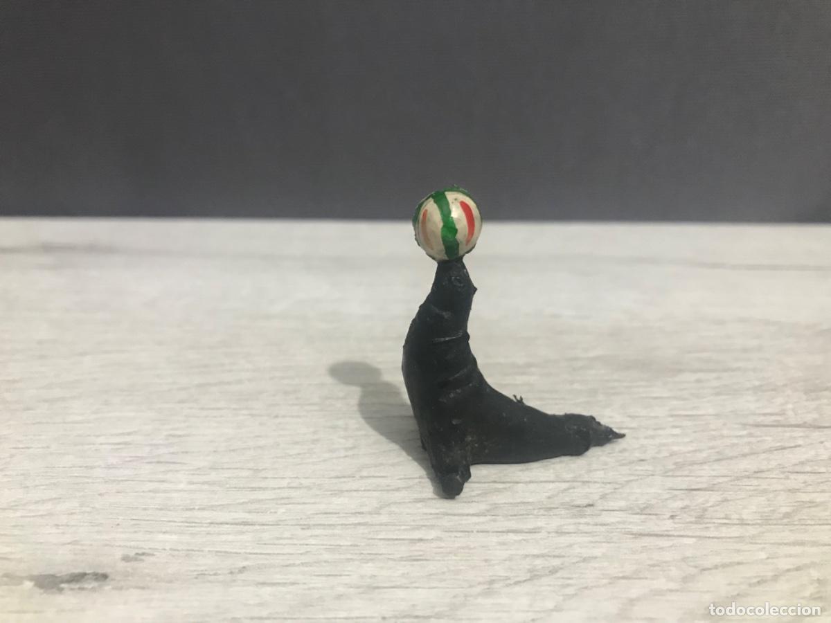 Figuras de goma y PVC: Foca con pelota del circo jecsan con base - Foto 9