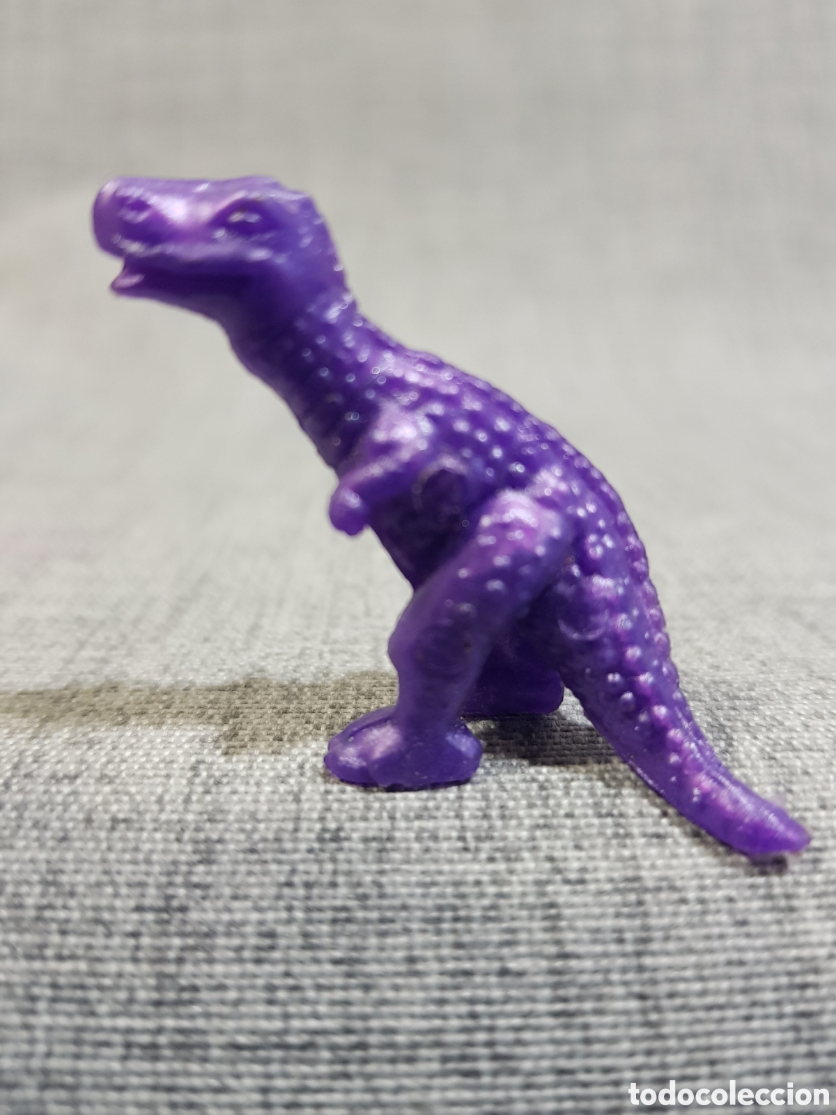 Figuras de goma y PVC: DUNKIN FIGURITAS MORADAS DINOSAURIO T-REX Y PTEROD&Aacute;CTILO - Foto 2