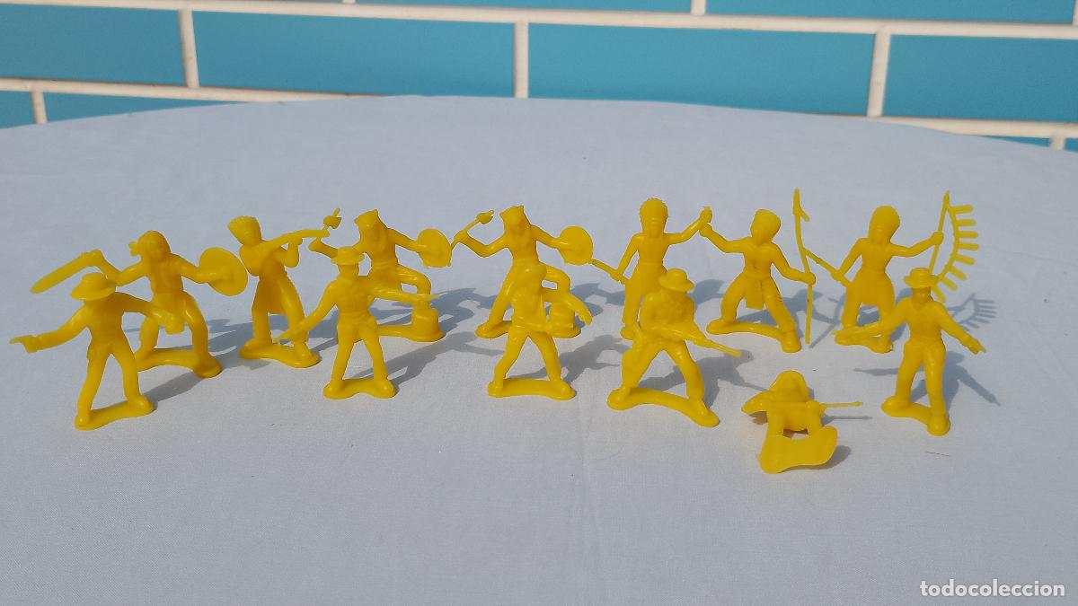 Figurines en Caoutchouc et PVC: Antiguo lote de figuras mu&ntilde;ecos de pl&aacute;stico Indios y vaqueros del Oeste americano, color amarillo