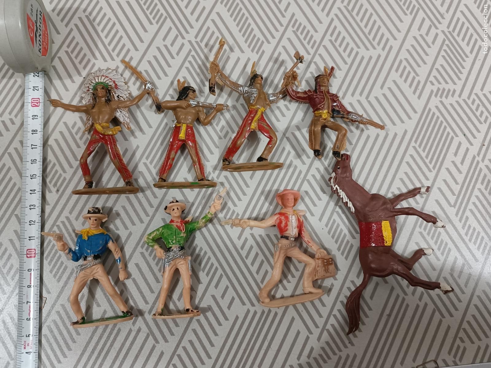 Figuras de goma y PVC: Lote de indios y vaqueros.Comansi - Foto 2