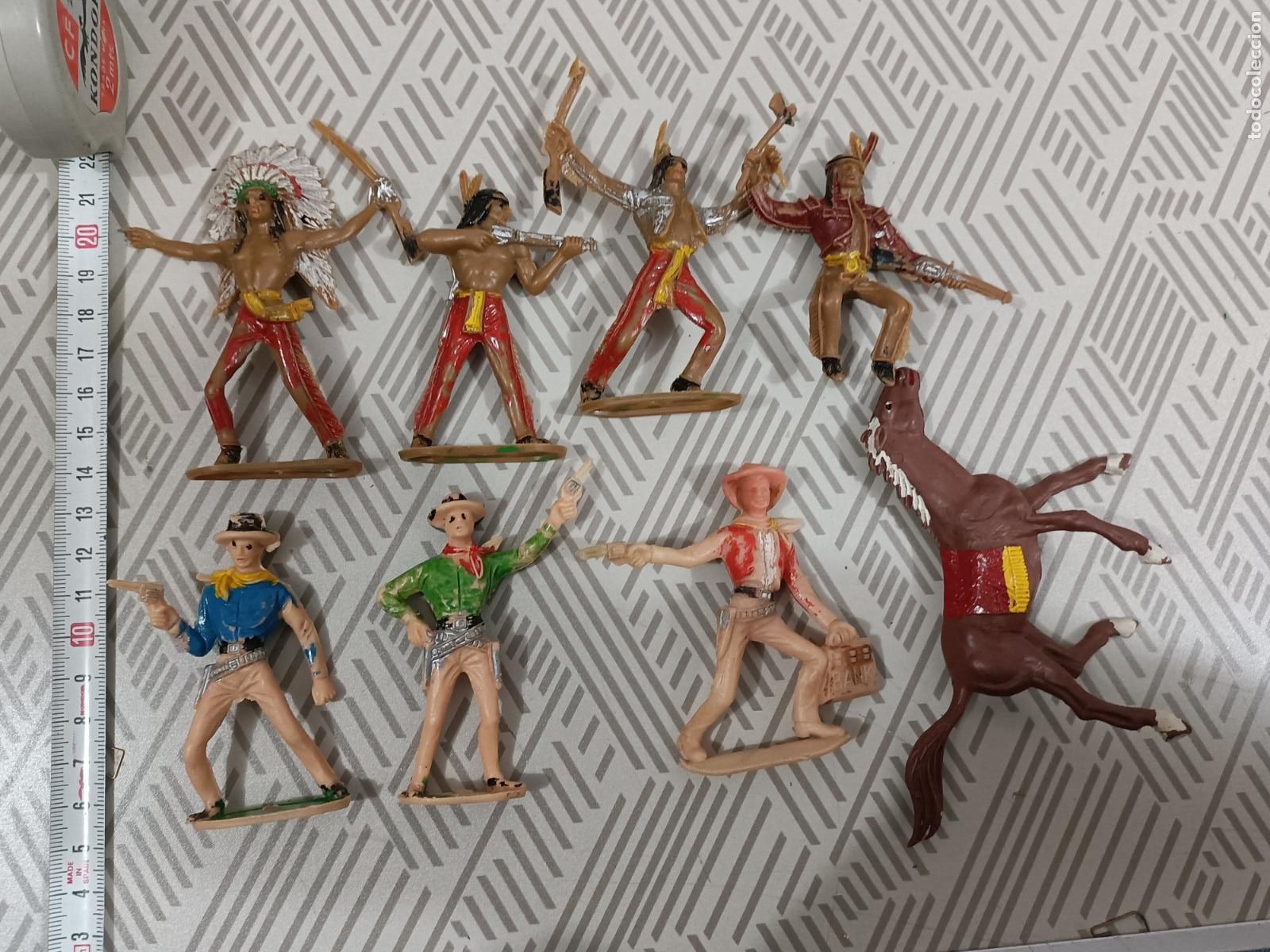 Figuras de goma y PVC: Lote de indios y vaqueros.Comansi - Foto 1