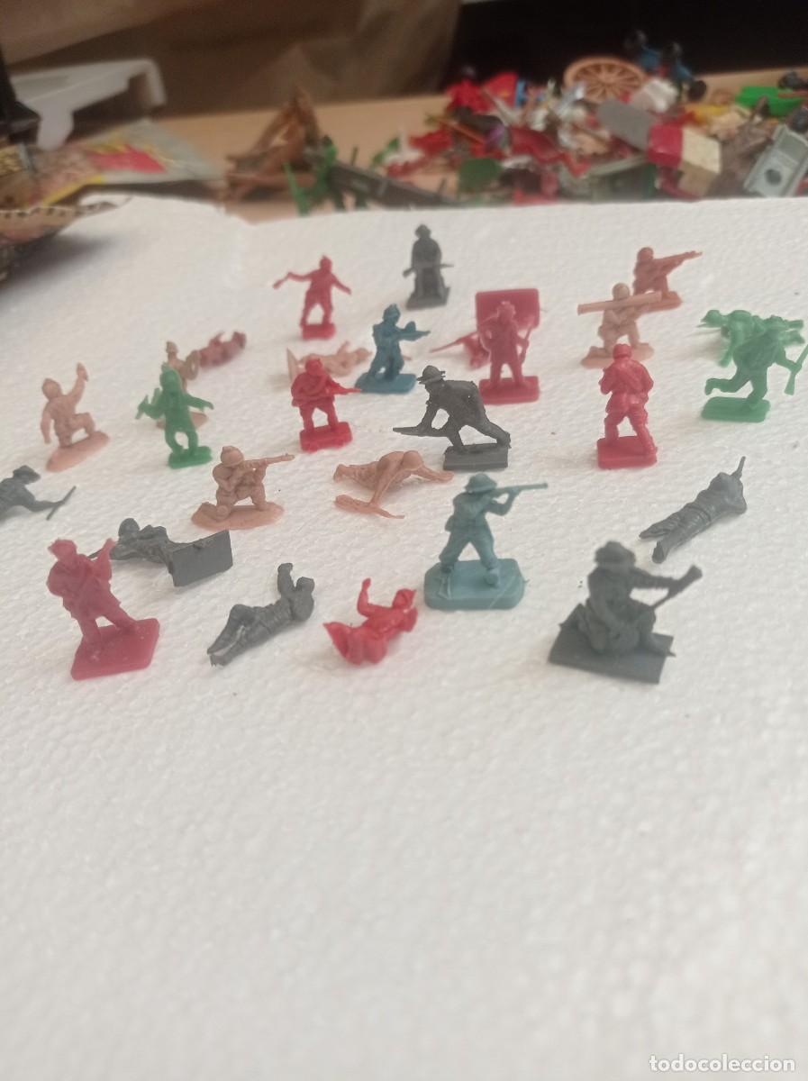 Figuras de goma y PVC: 30 figuras de montaplex - Foto 1