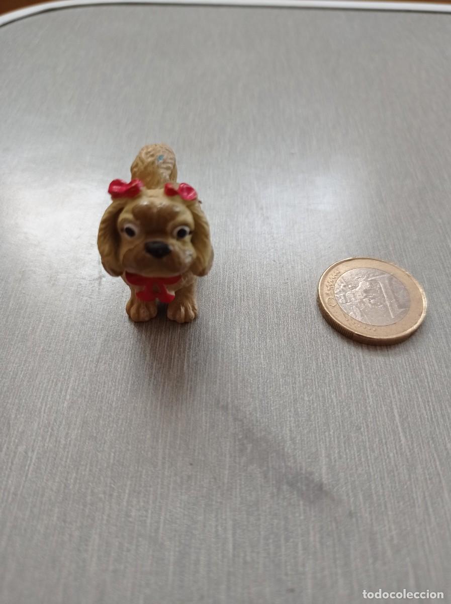 Figuras de goma y PVC: Figura Perro Con Lazo Kinder Sorpresa