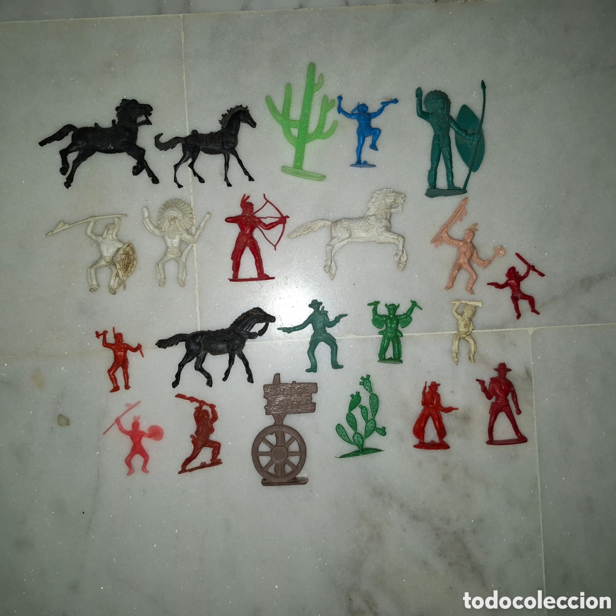 Figuras de goma y PVC: LOTE DE INDIOS Y VAQUEROS A&Ntilde;OS 60 Y 70 - Foto 1
