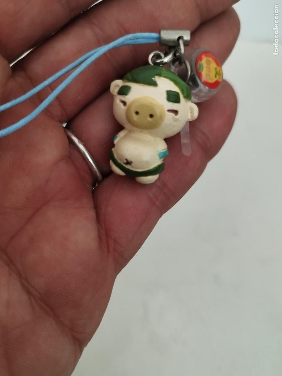 Figuras de goma y PVC: Peque&ntilde;o mu&ntilde;eco colgante, figura de cerdo con mecanismo sin uso y sin probar.