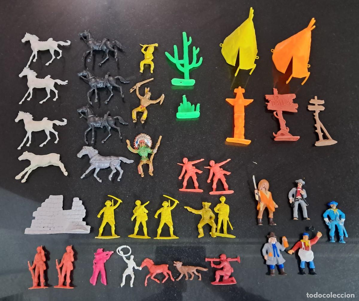 Figuras de goma y PVC: lote de indios y vaqueros comansi algunos de goma - Foto 1
