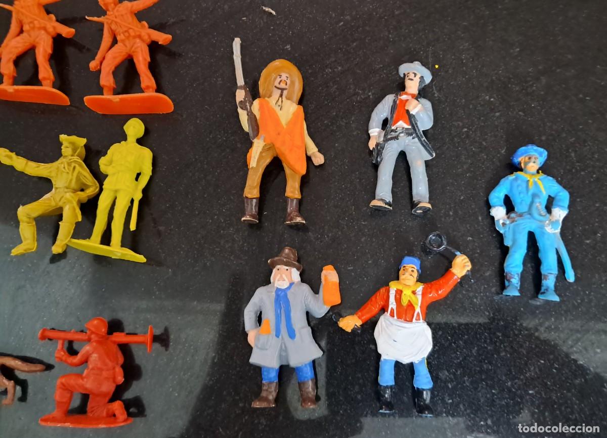 Figuras de goma y PVC: lote de indios y vaqueros comansi algunos de goma - Foto 2