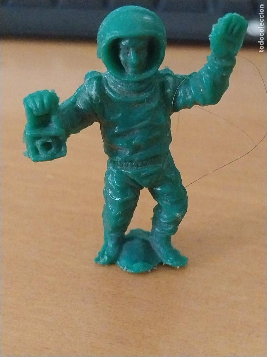 Gummi- und PVC-Figuren: HELADOS CAMY SPACE JET ESPACIO FIGURA PLASTICO MONOCROMO VERDE MANO ALTA A&Ntilde;OS 70 ORIGINAL 5CMS ALTO