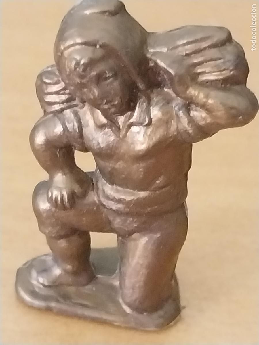 Figuras de goma y PVC: CONGUITOS BELEN PLASTICO DORADO FIGURA PASTOR LE&Ntilde;A HOMBRO 4CMS ALTO APROX ORIGINAL