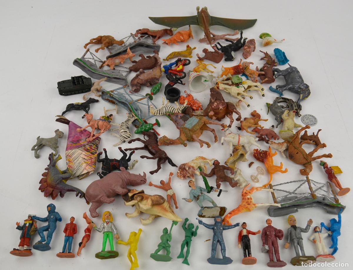 Figuras de goma y PVC: LOTE DE FIGURAS DE PL&Aacute;STICO VARIADAS. 1970S. - Foto 2