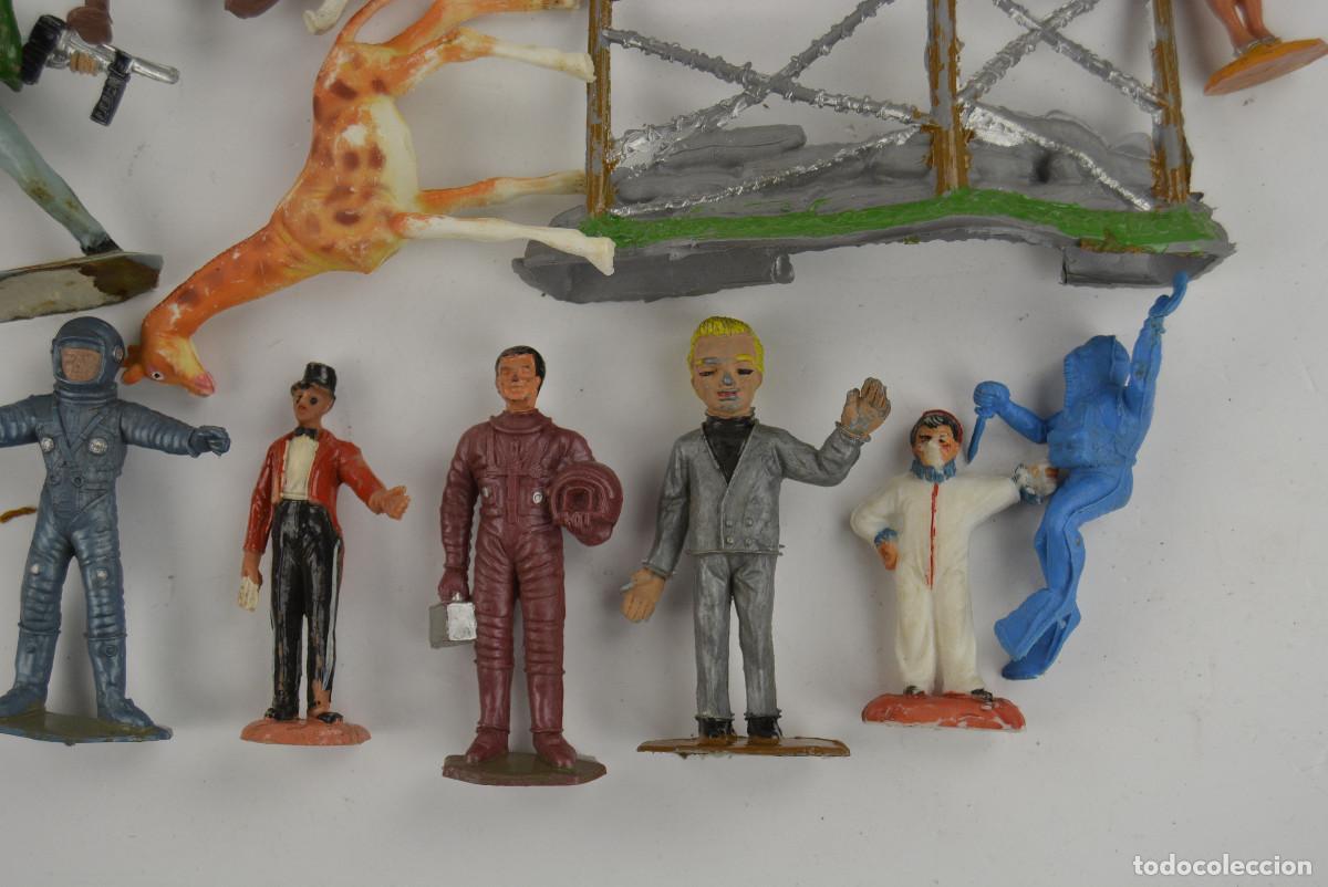 Figuras de goma y PVC: LOTE DE FIGURAS DE PL&Aacute;STICO VARIADAS. 1970S. - Foto 3