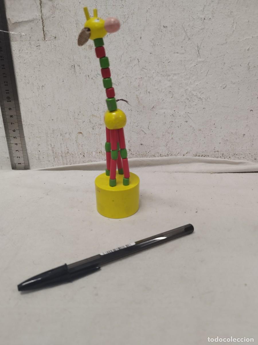 Figure di Gomma e PVC: Antiguo juguete de madera de una jirafa articulada.