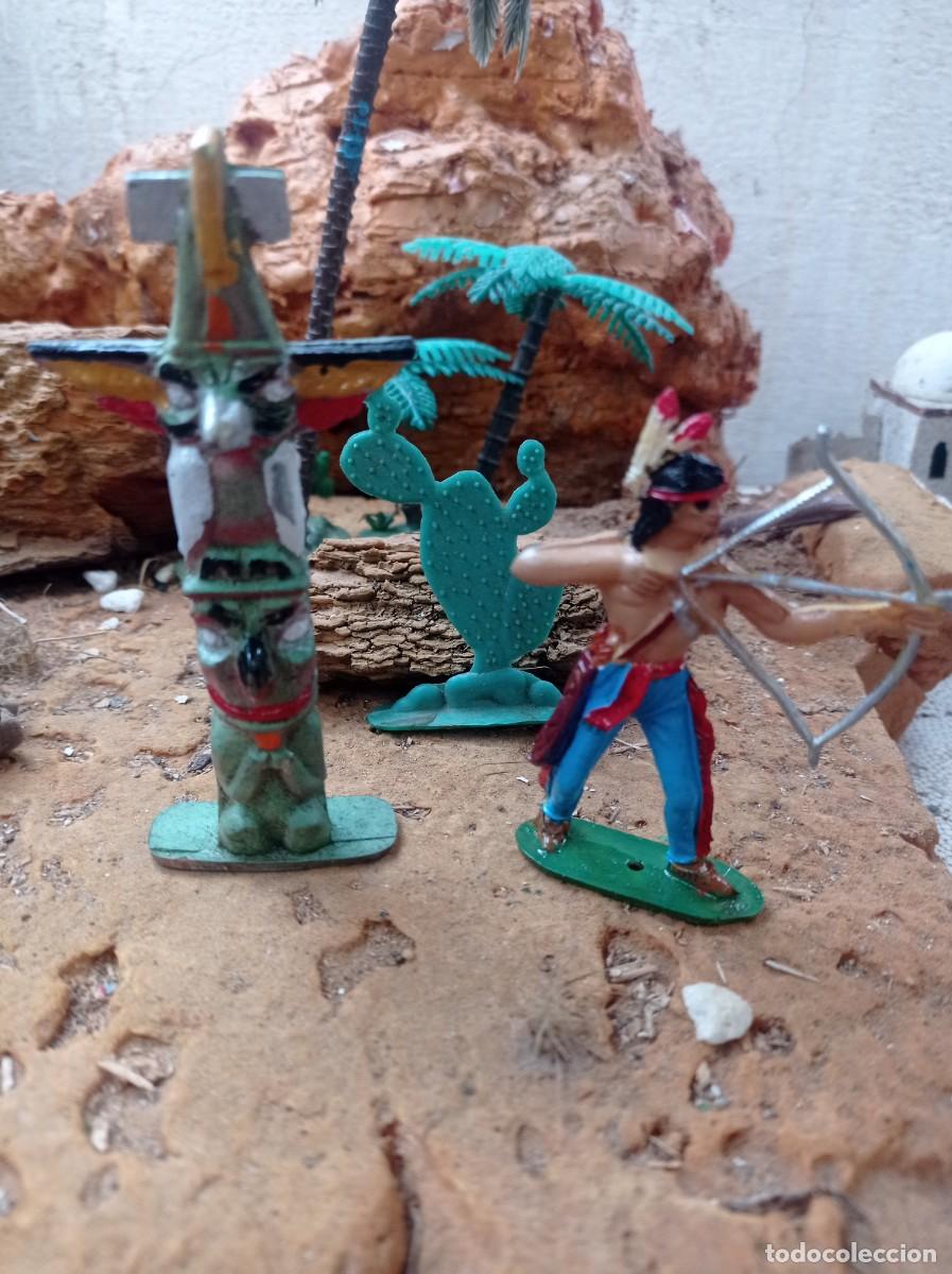 Figuras de goma y PVC: T&oacute;tem de goma y indio de comansi - Foto 1