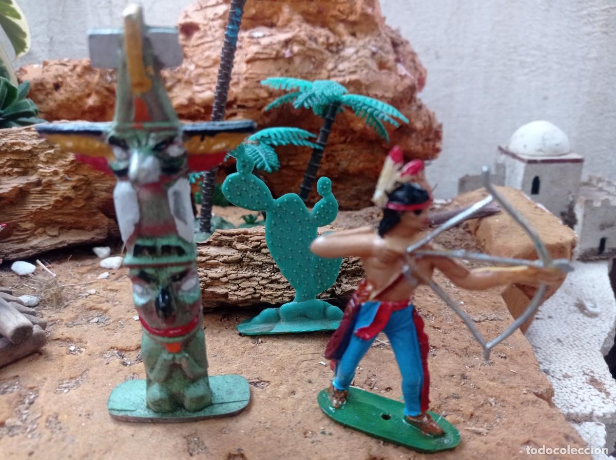 Figuras de goma y PVC: T&oacute;tem de goma y indio de comansi - Foto 2