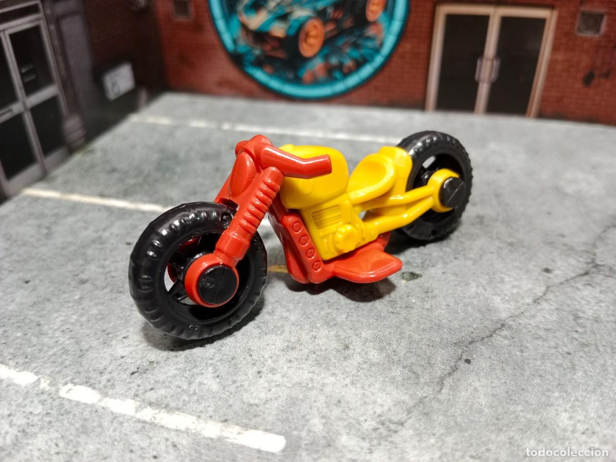 Figuras de goma Kinder: Moto Chopper Kinder 6,5cm - Foto 1