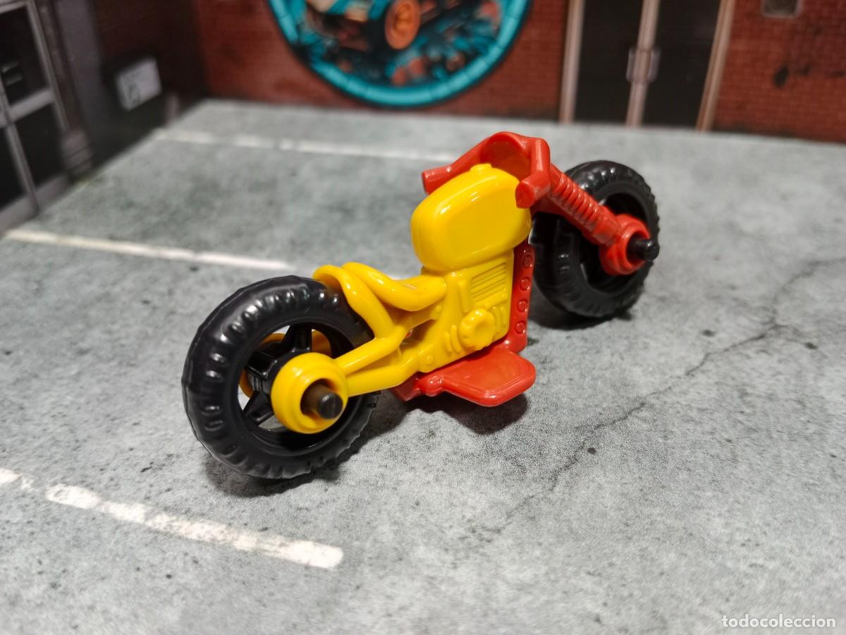 Figuras de goma Kinder: Moto Chopper Kinder 6,5cm - Foto 2