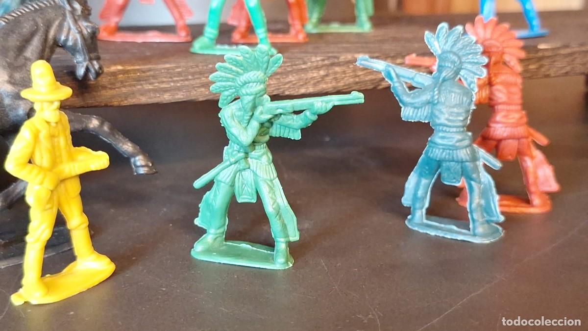 Figuras de goma y PVC: Lote INDIOS y VAQUEROS A&ntilde;os 70 Britains - Foto 3