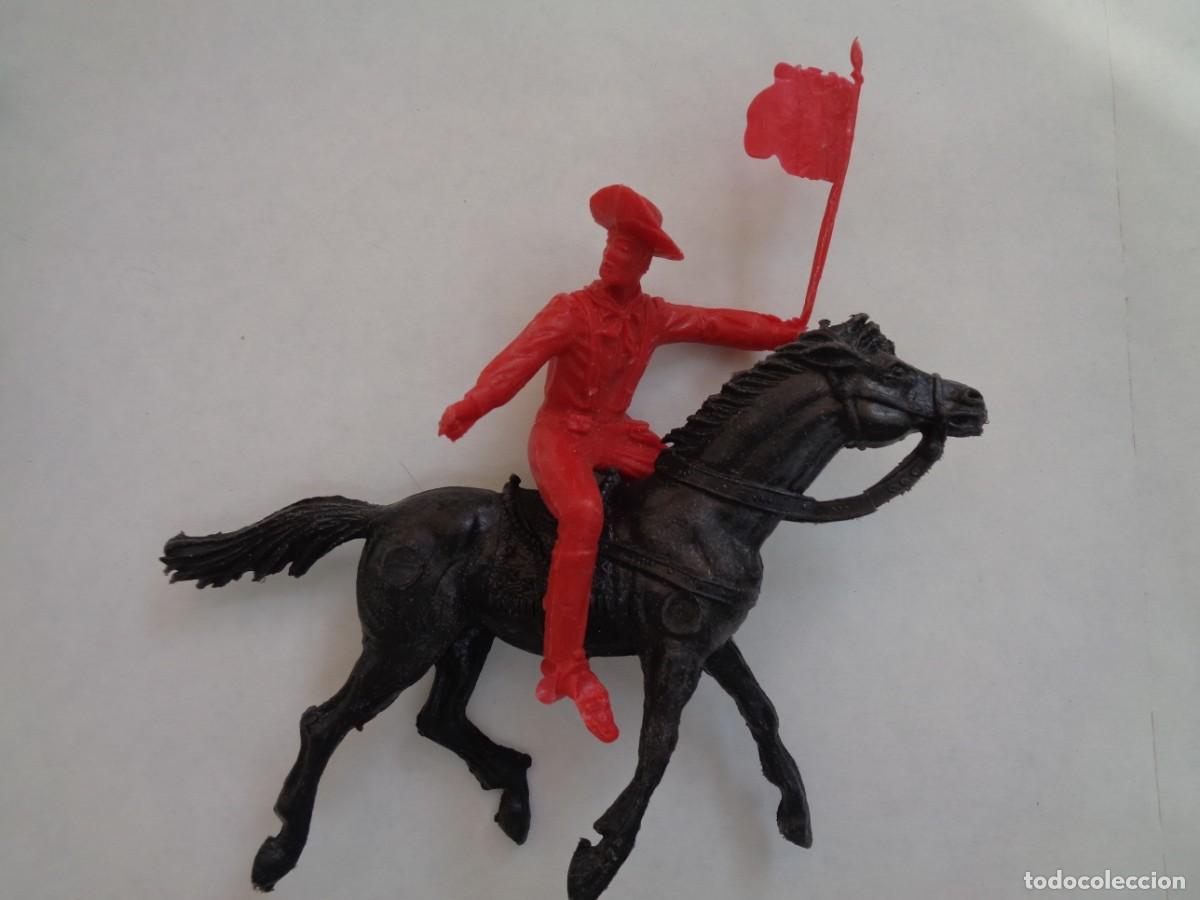 Figuras de goma y PVC: ANTIGUA FIGURA DE PLASTICO DEL OESTE : SOLDADO DE CABALLERIA CON BANDERIN , A CABALLO