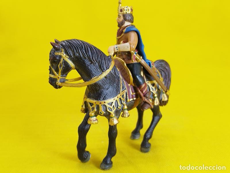 Figuras de goma y PVC: Schleich Rey a caballo 70049 - Foto 2