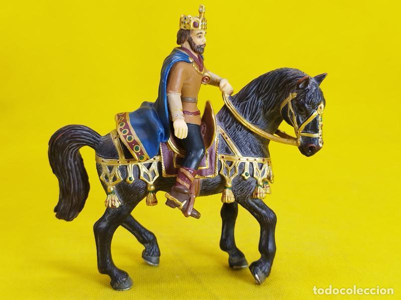 Figuras de goma y PVC: Schleich Rey a caballo 70049 - Foto 3