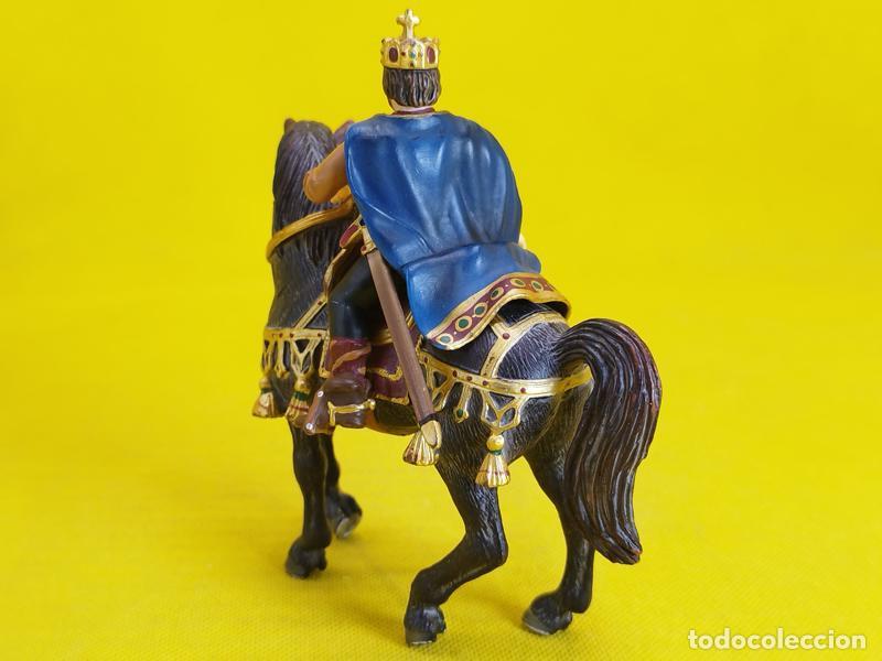 Figuras de goma y PVC: Schleich Rey a caballo 70049 - Foto 4