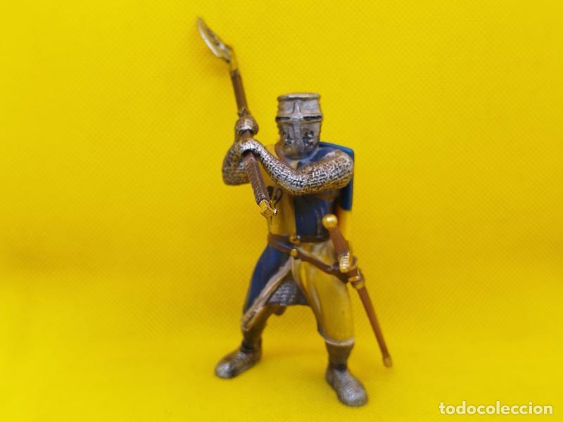 Figuras de goma y PVC: Schleich caballero medieval con hacha REF 70003 - Foto 1