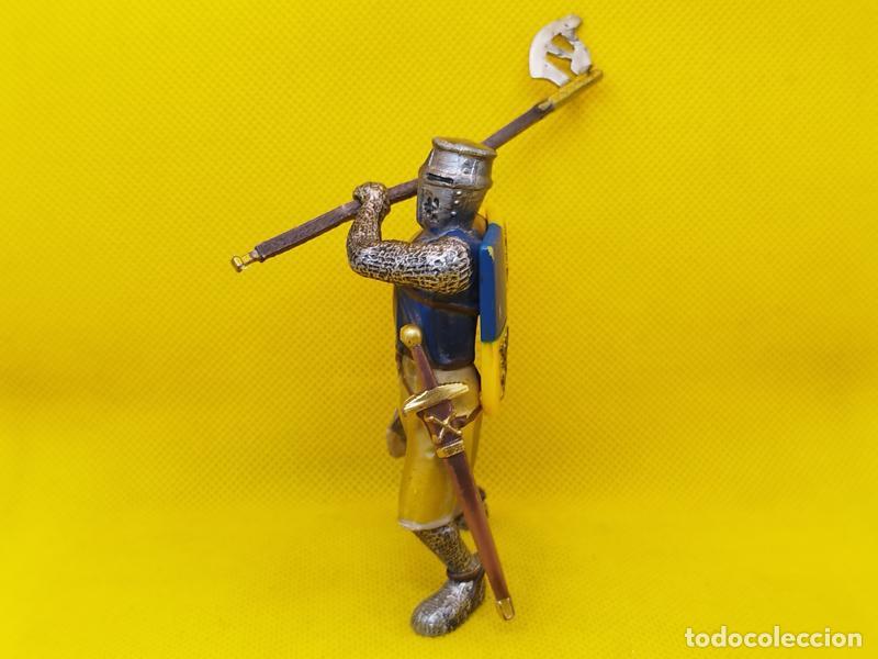 Figuras de goma y PVC: Schleich caballero medieval con hacha REF 70003 - Foto 2