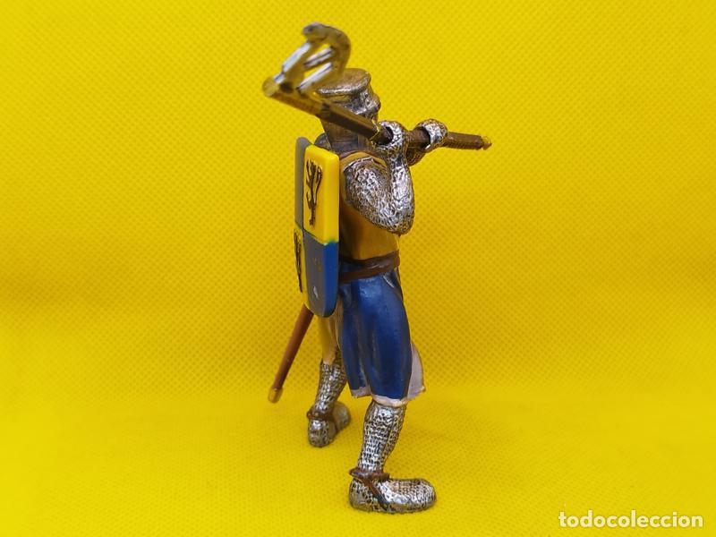 Figuras de goma y PVC: Schleich caballero medieval con hacha REF 70003 - Foto 3